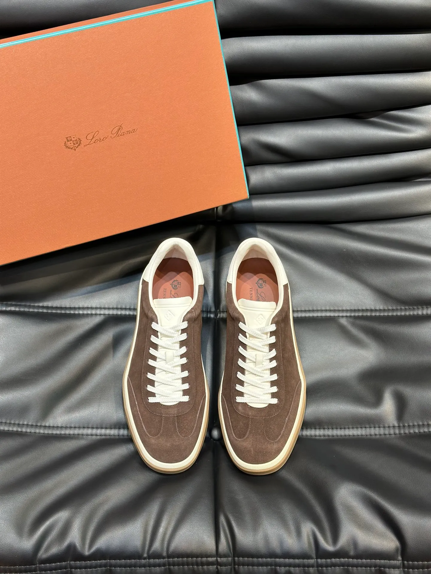 p420 Men's Shoes New 🆕Lp Old Money Style Men's Low-top Casual Tennis Shoes Loro Piana's high-end series has launched sports shoe styles made of soft cowhide. The breathable properties and flexible texture of natural materials make the sneakers both functional and comfortable. The high-quality metal-free tanning and tumble process highlights the natural texture of the leather, while the camel-colored sole and white rubber trim create a double-layer sole effect, making it an everyday shoe that can easily create a lazy and casual style! Size: 39-44 (45, 46 customized